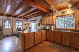 una cucina con armadi in legno e piano di lavoro di Mountain Retreat a Soda Springs