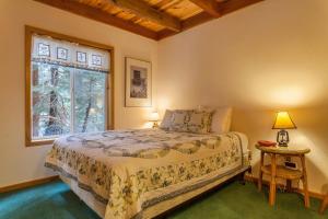 una camera con letto e finestra di Mountain Retreat a Soda Springs