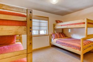 Tempat tidur susun dalam kamar di Four Seasons Lakeside