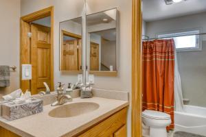 Un baño con lavabo, inodoro y espejo. en Four Seasons Lakeside, en Soda Springs 25 fotos más