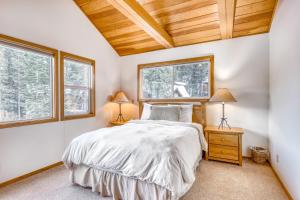 A bed or beds in a room at Beaver Cove Lodge