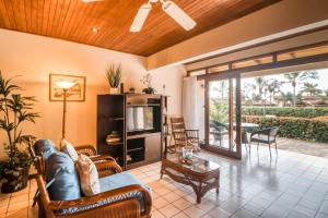 弗拉明戈海灘的住宿－Flamingo Villa #12，带沙发和电视的客厅