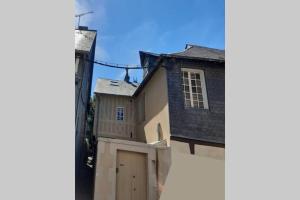 vista su un edificio con garage di MAISON centre ville historique - Bain à remous, Sauna, cour extérieure privative - tout peut se faire à pied à 3min du vieux port, 10min de la plage, 3min d'un Parking gratuit, restaurants, boutiques, musés, etc a Honfleur