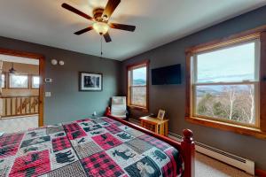 Un dormitorio con una cama y un ventilador de techo. en Thunder Ridge Lodge, en Newry