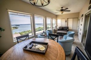 sala de estar con mesa, sillas y ventana grande en Majestic at Table Rock, en Branson