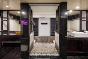 Discovery Motel - Nangang في تايبيه: حمام مع حوض وحوض استحمام ومرحاض