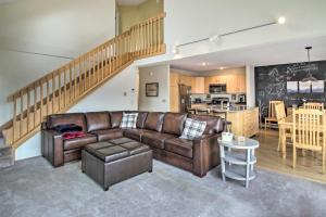 Χώρος καθιστικού στο Spacious Ski-inandOut Black Mountain Home with Deck!