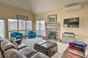 Χώρος καθιστικού στο Spacious Ski-inandOut Black Mountain Home with Deck!