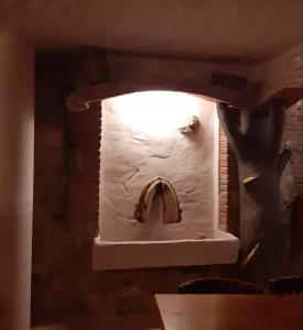 ArboliにあるL'Hostaletのレンガの壁に洗面台が付いたバスルーム