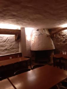 ein Zimmer mit Tischen und Stühlen und einer großen Lampe in der Unterkunft L'Hostalet in Arboli