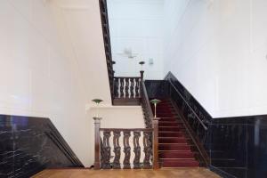 una escalera en un edificio con paredes blancas y negras en The Velvet Lodge, en La Haya