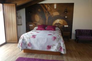 ein Schlafzimmer mit einem Bett mit roten Kissen darauf in der Unterkunft Lagar I con JACUZZI in Curiel de Duero