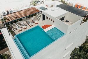 una vista aérea de una casa con piscina en ô LEVITAT LUXURY STUDIOS - PLAYA DEL CARMEN CENTRO ô en Playa del Carmen