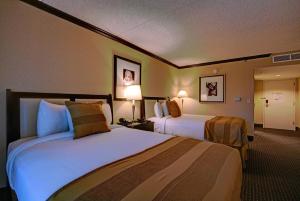 Una habitación de hotel con dos camas y dos lámparas. en Hollywood Casino Tunica, en Robinsonville 12 fotos más