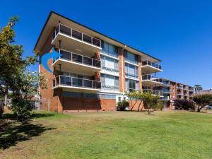 Shoalhaven 4 28 Voyager Cl - waterfront unit with stunning views and Wifi في خليج نيلسون: عمارة سكنية امامها عشب +10 صور