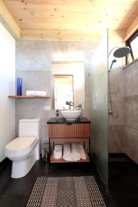 a bathroom with a sink and a toilet at Lodge Alas de Matanzas in Matanzas
