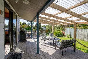 ระเบียงหรือลานระเบียงของ Nikauscapes - Hot Tub in Punakaiki Village
