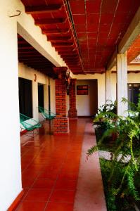 un couloir vide d'un immeuble avec terrasse dans l'établissement Hospedaje La Hoja, à Tepoztlán