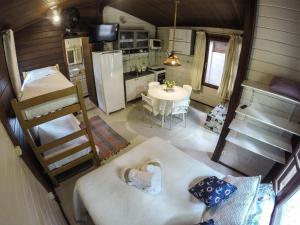 einen Blick über die Küche und das Esszimmer eines winzigen Hauses in der Unterkunft Kitnet e Suite Morada Aguiar - Chalé in Abraão