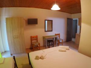 uma cozinha e sala de jantar com mesa e cadeiras em Zacharogianni Studios em Nikiana