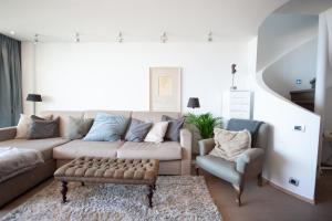 奥斯坦德Royal Suite Ascot的带沙发和椅子的客厅