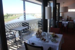 comedor con mesa y vistas al agua en Hotel Ordem De Santiago, en Alcácer do Sal