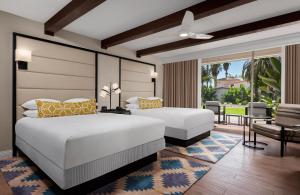 sypialnia z 2 łóżkami i balkonem w obiekcie San Diego Mission Bay Resort w mieście San Diego