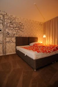 アフリッツにあるLärchenhofのベッドルーム1室(赤い毛布付きのベッド1台付)