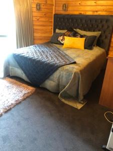 Postel nebo postele na pokoji v ubytování Alpine Lodge Motel
