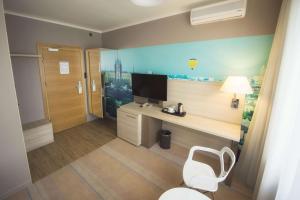 Televízia a/alebo spoločenská miestnosť v ubytovaní Hotel Cristal Białystok