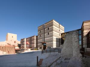 un edificio con una bandiera sul lato di Parador de Lorca a Lorca