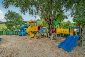 Zona de joacă pentru copii de la Coromandel Shelly Beach TOP 10 Holiday Park