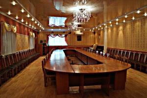 ウラジオストクにあるRenaissance Hotelの大きなテーブルと椅子が備わる大きな会議室を利用できます。