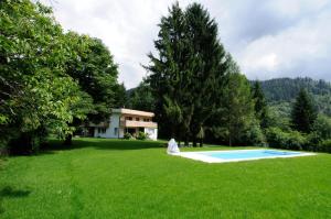 a large yard with a house and a swimming pool at Lärchenhof in Afritz