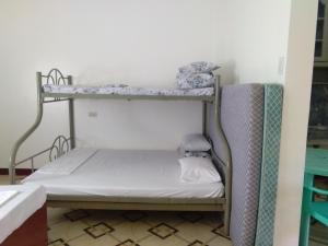 Łóżko lub łóżka piętrowe w pokoju w obiekcie Watermoon Beach Resort