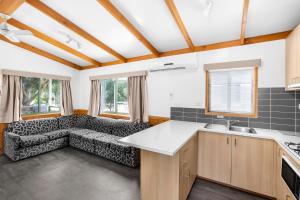 een keuken en een woonkamer met een bank bij Breeze Holiday Parks - Halls Gap in Halls Gap