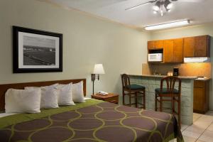 Giường trong phòng chung tại Super 8 by Wyndham South Padre Island