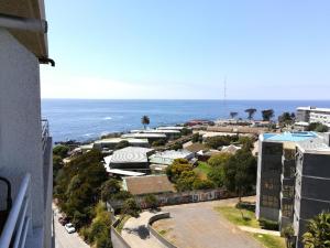 een uitzicht op de stad en de oceaan vanuit een gebouw bij DEPARTAMENTO FRENTE A LA PLAYA 3 personas in Valparaíso