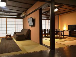 Shiobara Onsen Tokiwa Hotel في ناسوشيوبارا: غرفة معيشة مع أريكة وطاولة