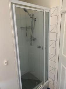 A bathroom at Beachlander Holiday Apartments