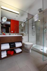 uma casa de banho com um WC, um chuveiro e um lavatório. em Mere Hotel em Winnipeg