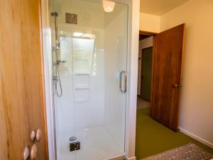Ванная комната в Secret Garden Lodge - Marahau Holiday Home +17 фотографий