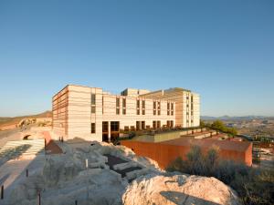 un edificio al lado de una montaña en Parador de Lorca, en Lorca