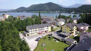 une vue aérienne sur une ville avec un lac dans l'établissement Pension Christiane, à Sankt Kanzian