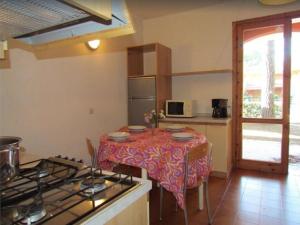 eine Küche mit einem Tisch und einem Tischtuch darauf in der Unterkunft Bright flat in a poolside residence - Beahost in Bibione
