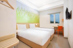 Postel nebo postele na pokoji v ubytování Zest Parang Raja Solo by Swiss-Belhotel International + 37 fotografií