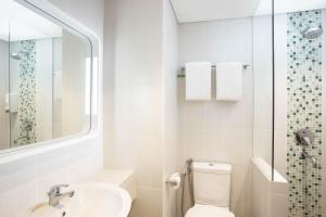 Koupelna v ubytování Zest Parang Raja Solo by Swiss-Belhotel International