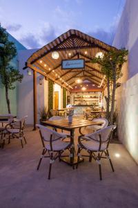 Une table et des chaises en bois sont disponibles sur la terrasse. dans l'établissement Aquamarina, à La Paz