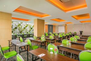 Zest Parang Raja Solo by Swiss-Belhotel International tesisinde bir restoran veya yemek mekanı