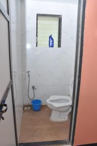 Ένα μπάνιο στο Suvarna Holiday Home